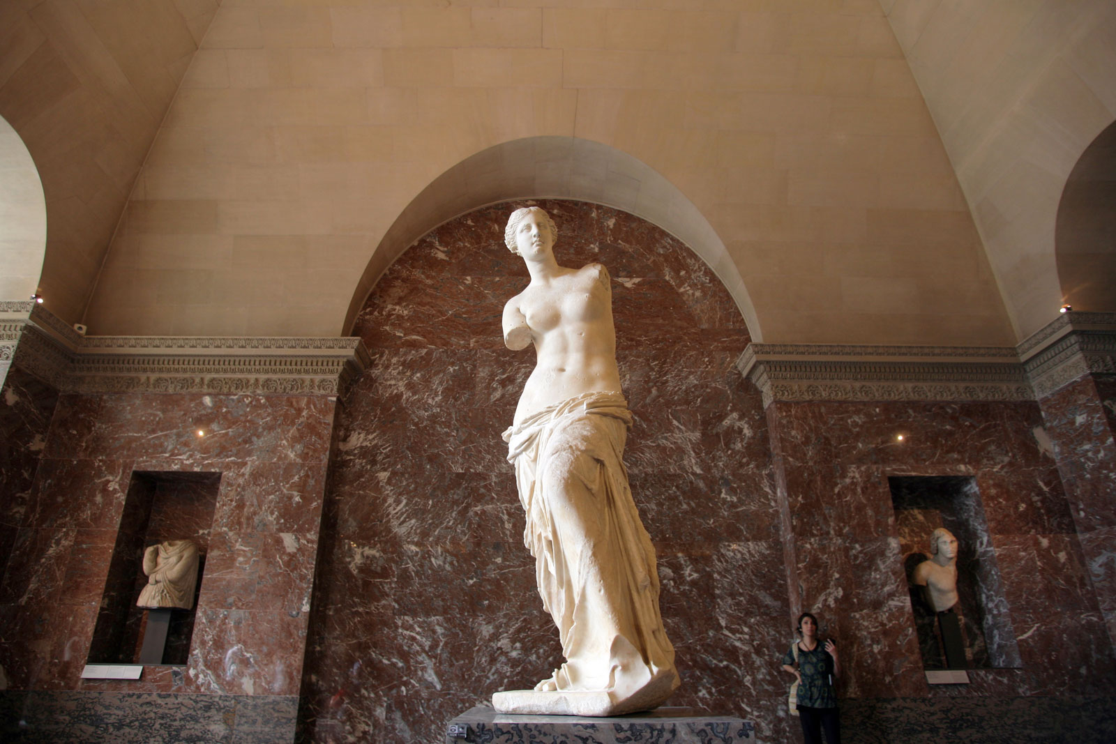 Aphrodite-Venus-de-Milo-marble-sculpture-2nd-century-bce-Louvre.jpg